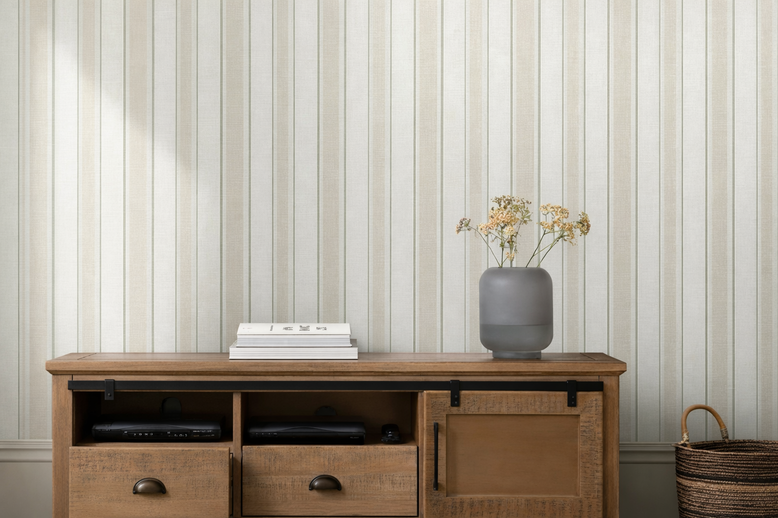 Ambiente com papel de parede listrado e móveis rústicos em madeira